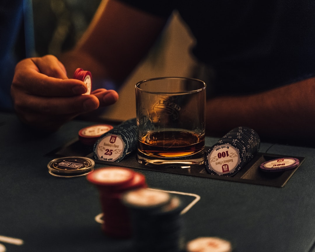 Forskel på poker og blackjack: Hvad adskiller de to spil?